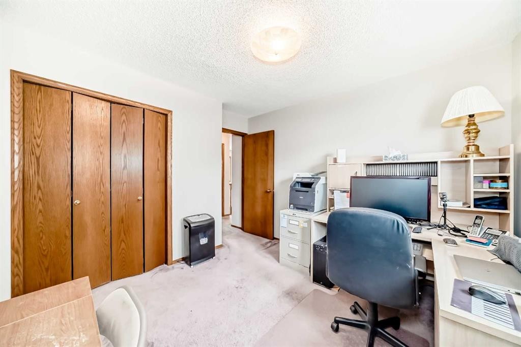 219 Hawkstone Close Nw, Calgary, AB - Indoor Photo Showing Bathroom