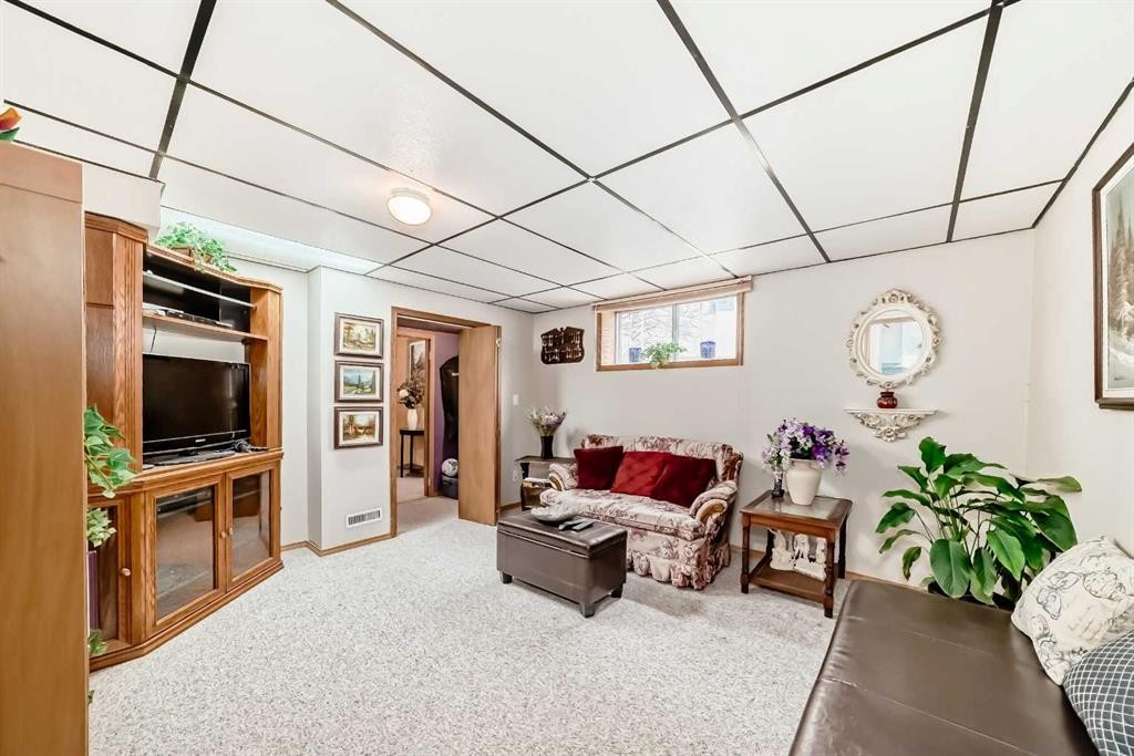 219 Hawkstone Close Nw, Calgary, AB - Indoor Photo Showing Other Room