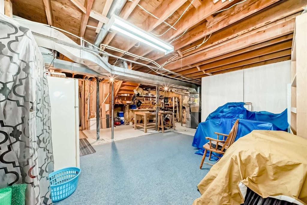 219 Hawkstone Close Nw, Calgary, AB - Indoor Photo Showing Other Room