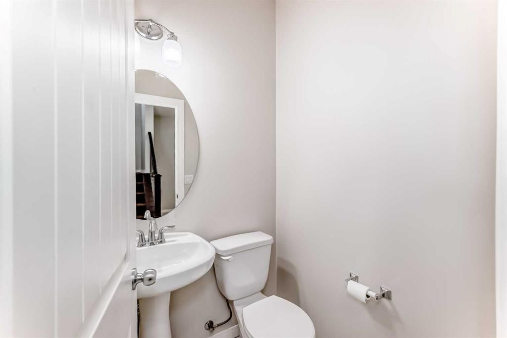 795 New Brighton Drive Se, Calgary, AB - Indoor Photo Showing Bathroom