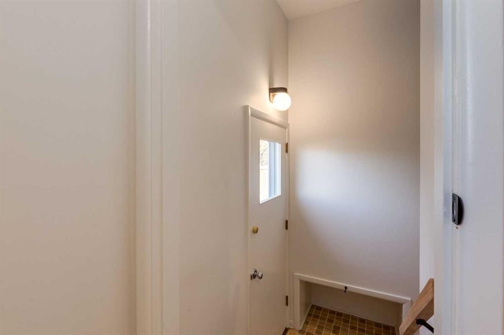 126 Winston Drive Sw, Calgary, AB - Indoor Photo Showing Other Room