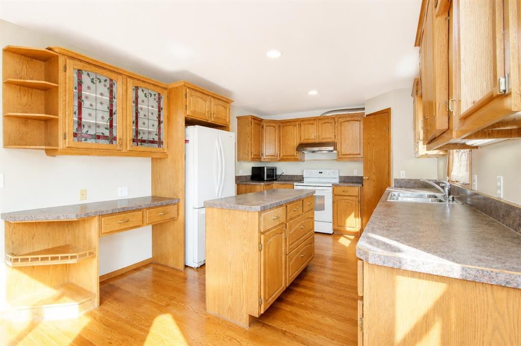 59 Edgebrook Circle Nw, Calgary, AB - Indoor Photo Showing Kitchen With Double Sink