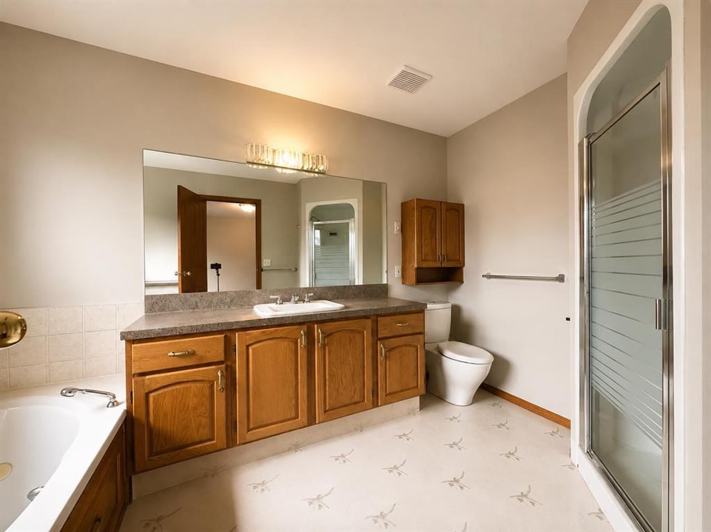 59 Edgebrook Circle Nw, Calgary, AB - Indoor Photo Showing Bathroom