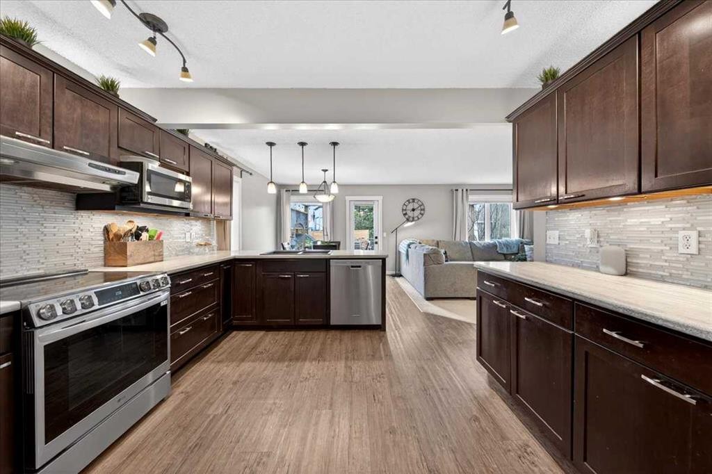 127 Hidden Ranch Terrace Nw, Calgary, AB - Indoor Photo Showing Kitchen With Upgraded Kitchen