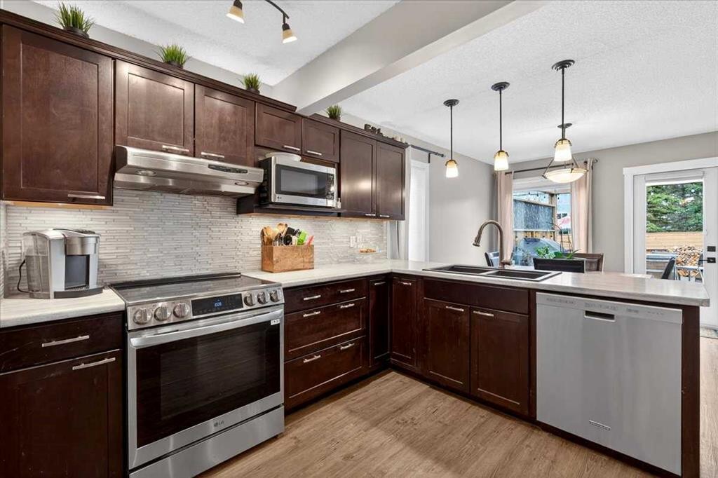 127 Hidden Ranch Terrace Nw, Calgary, AB - Indoor Photo Showing Kitchen With Double Sink With Upgraded Kitchen