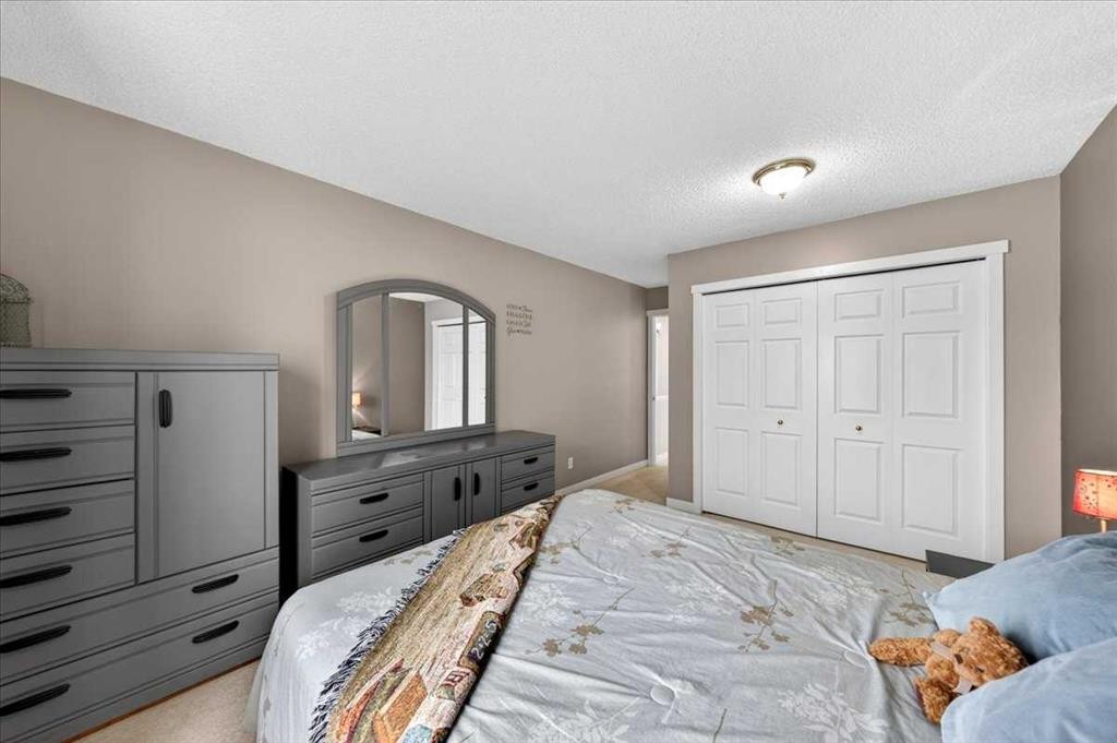 127 Hidden Ranch Terrace Nw, Calgary, AB - Indoor Photo Showing Bedroom