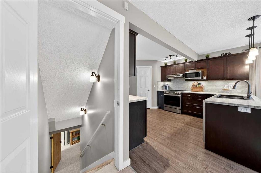 127 Hidden Ranch Terrace Nw, Calgary, AB - Indoor Photo Showing Kitchen With Upgraded Kitchen