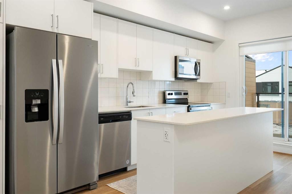 8528 21 Avenue Se, Calgary, AB - Indoor Photo Showing Kitchen With Stainless Steel Kitchen With Upgraded Kitchen