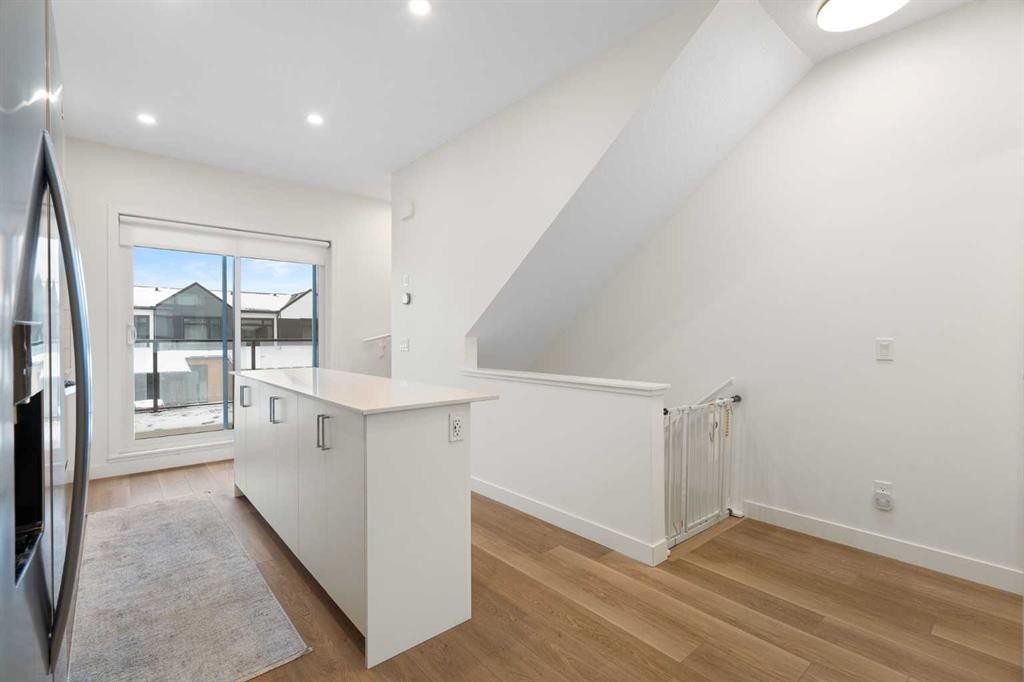 8528 21 Avenue Se, Calgary, AB - Indoor Photo Showing Other Room