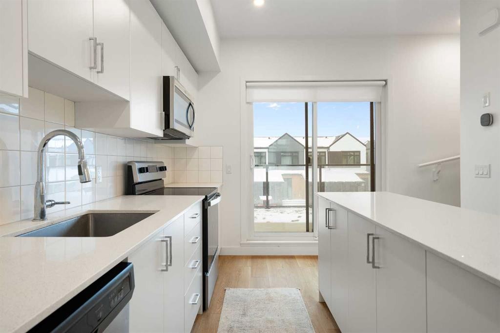8528 21 Avenue Se, Calgary, AB - Indoor Photo Showing Kitchen With Upgraded Kitchen