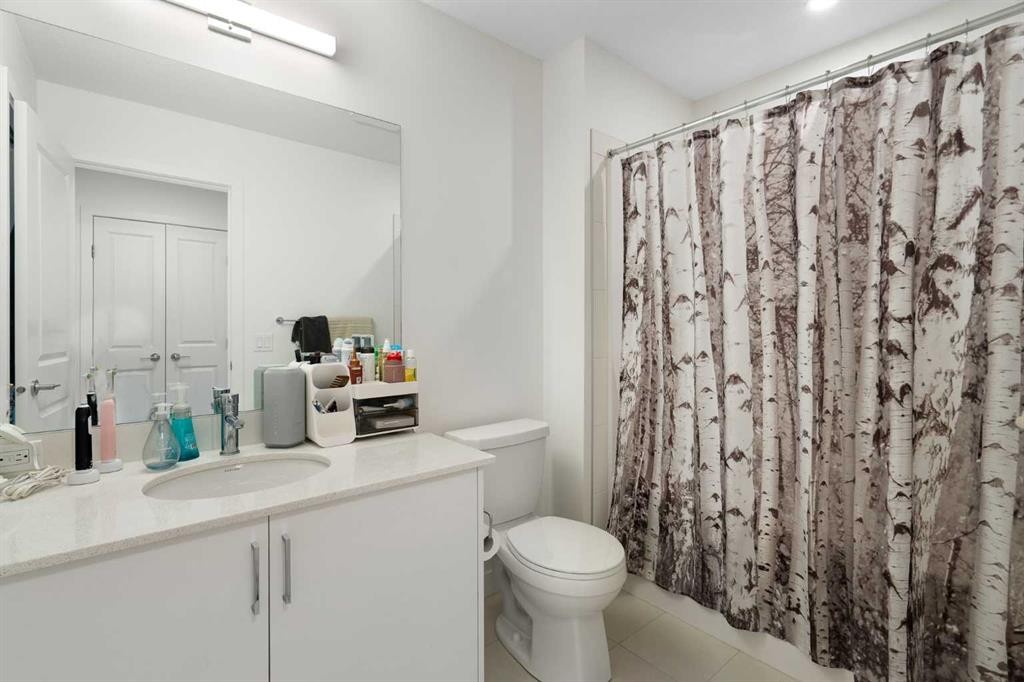 8528 21 Avenue Se, Calgary, AB - Indoor Photo Showing Bathroom