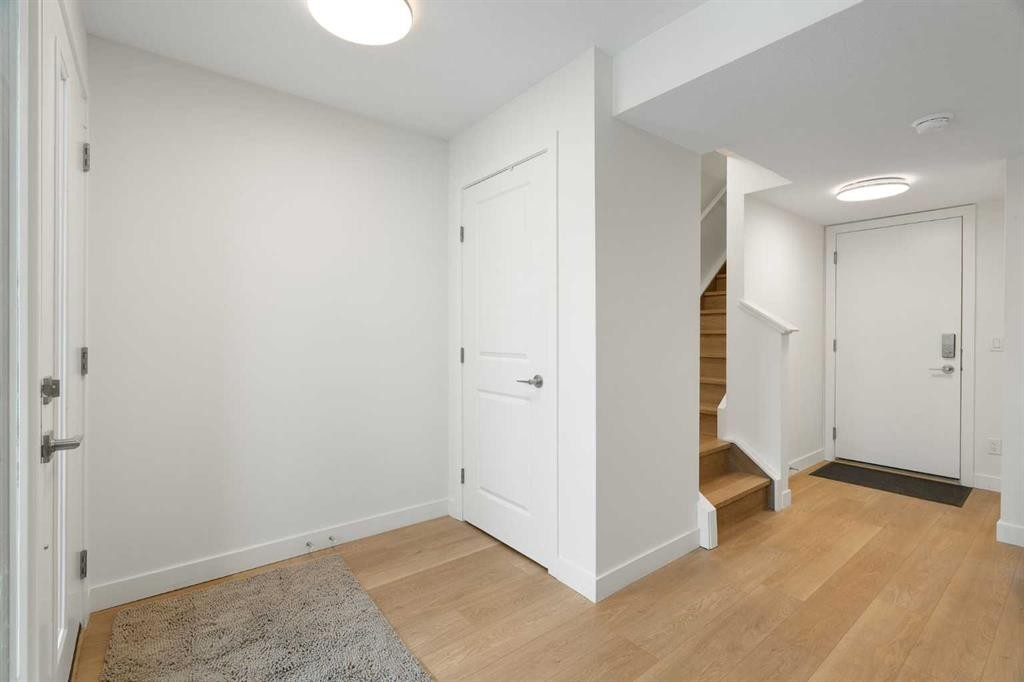 8528 21 Avenue Se, Calgary, AB - Indoor Photo Showing Other Room