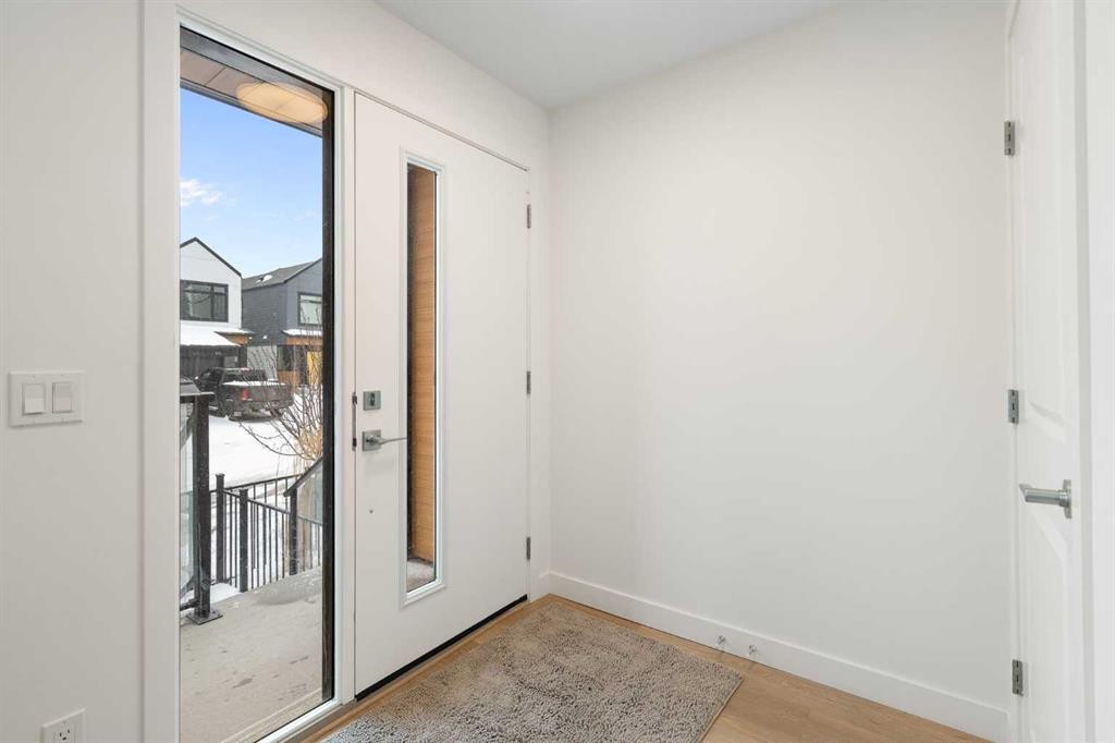 8528 21 Avenue Se, Calgary, AB - Indoor Photo Showing Other Room