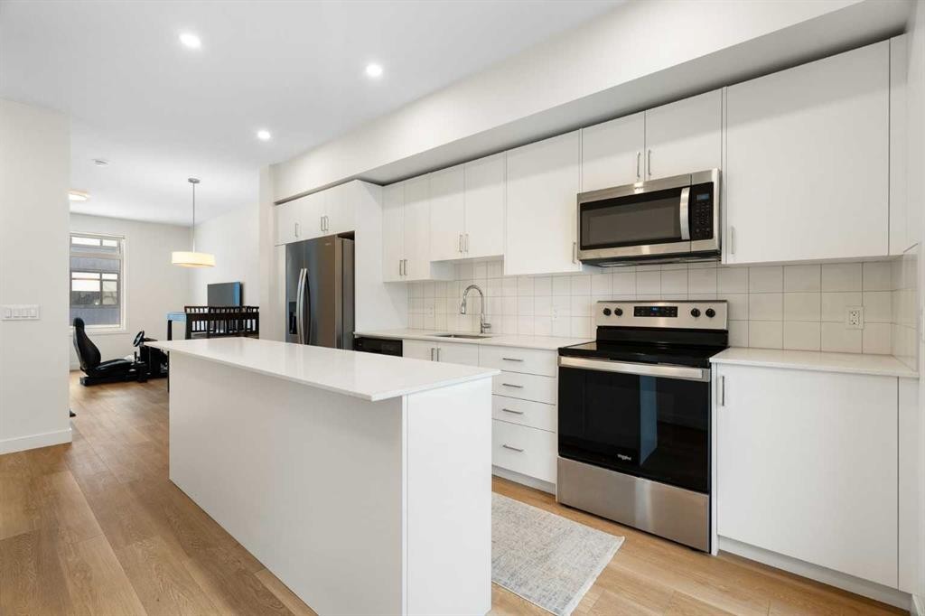 8528 21 Avenue Se, Calgary, AB - Indoor Photo Showing Kitchen With Stainless Steel Kitchen With Upgraded Kitchen