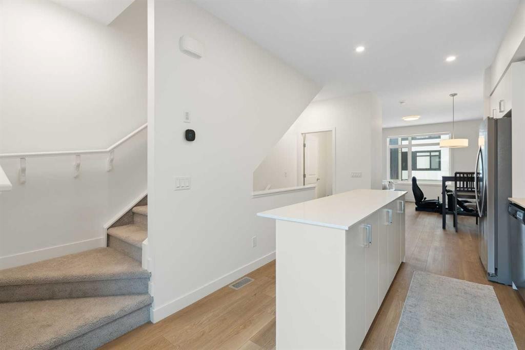 8528 21 Avenue Se, Calgary, AB - Indoor