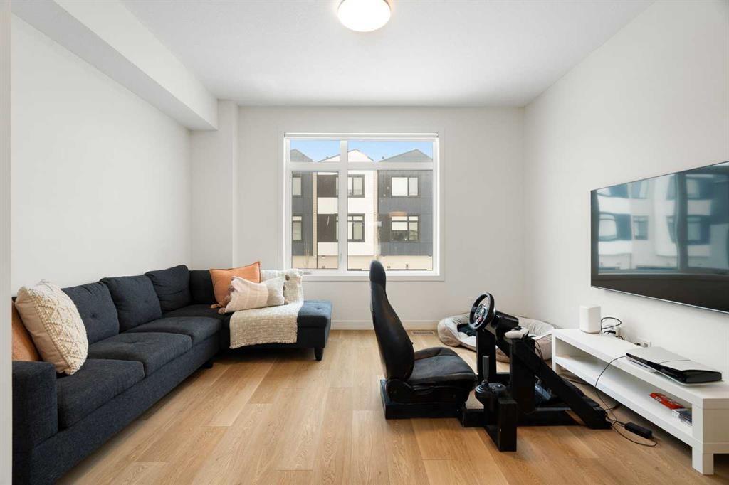 8528 21 Avenue Se, Calgary, AB - Indoor Photo Showing Living Room