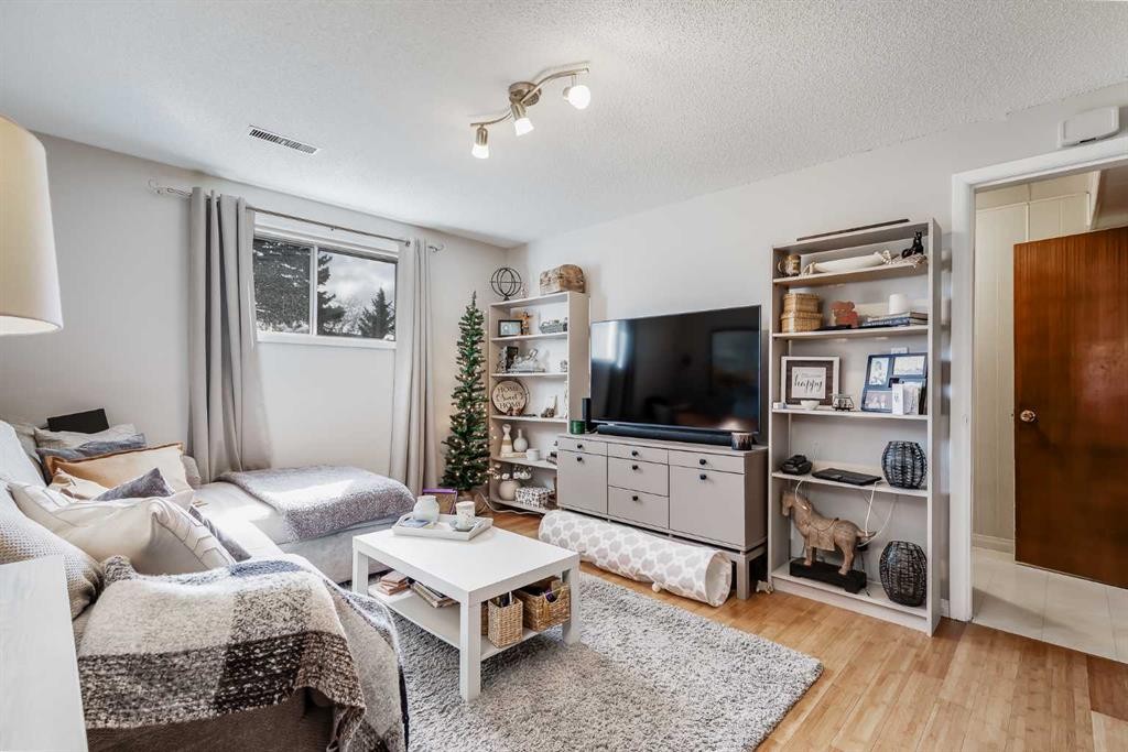 2021 38 Street Se, Calgary, AB - Indoor Photo Showing Living Room