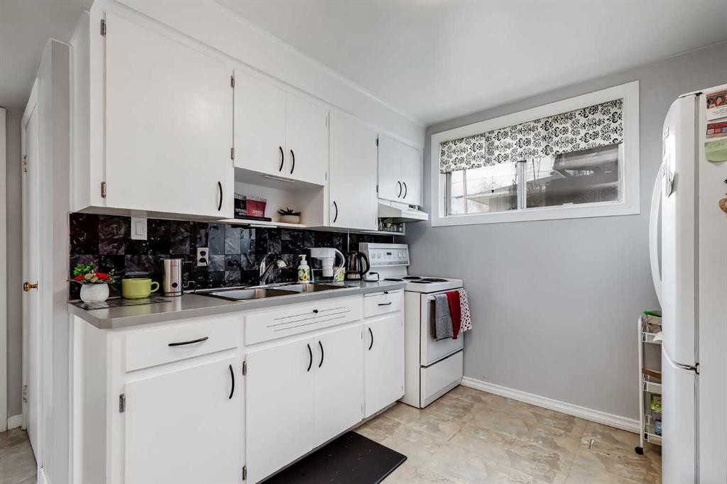 2021 38 Street Se, Calgary, AB - Indoor Photo Showing Kitchen With Double Sink