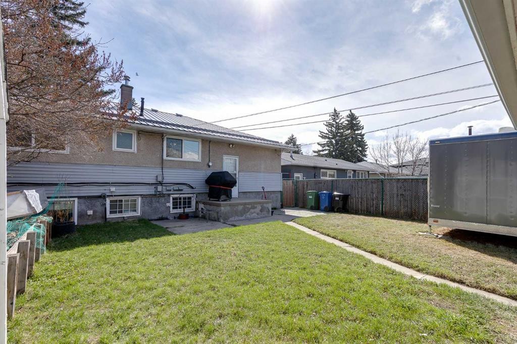 2021 38 Street Se, Calgary, AB - Outdoor