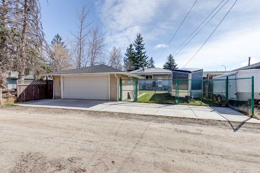 2021 38 Street Se, Calgary, AB - Outdoor