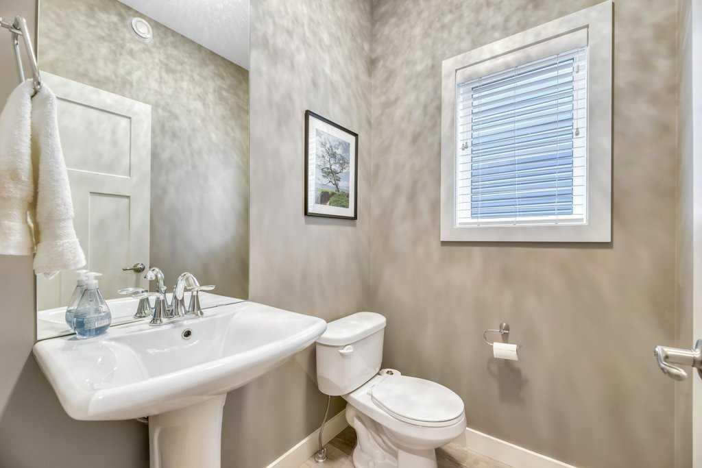 261 Wildrose Drive, Strathmore, AB - Indoor Photo Showing Bathroom