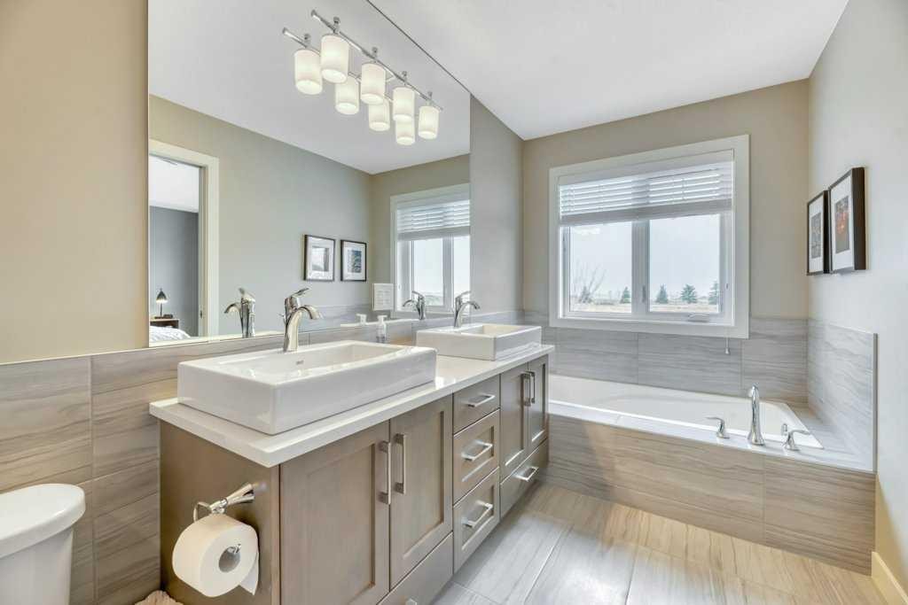 261 Wildrose Drive, Strathmore, AB - Indoor Photo Showing Bathroom