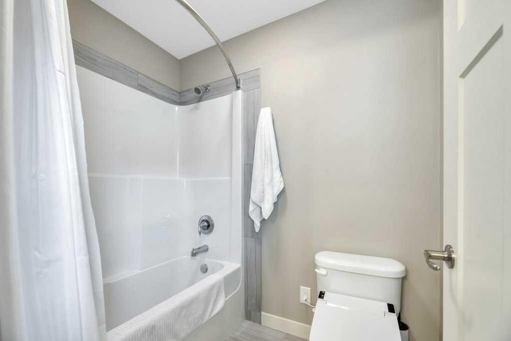 261 Wildrose Drive, Strathmore, AB - Indoor Photo Showing Bathroom
