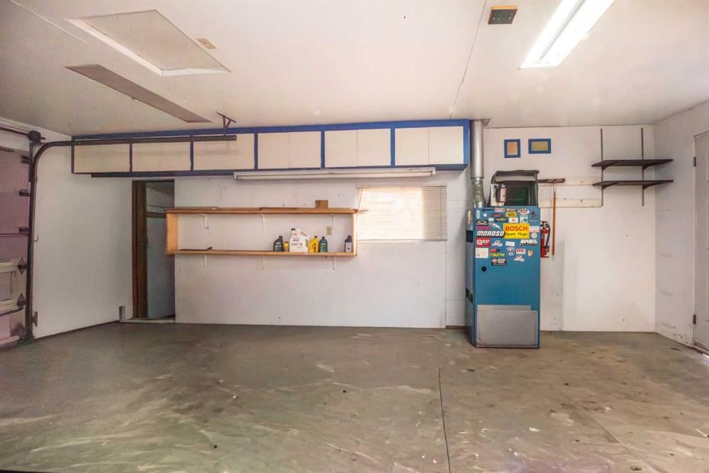 46 Marbrooke Circle Ne, Calgary, AB - Indoor Photo Showing Garage