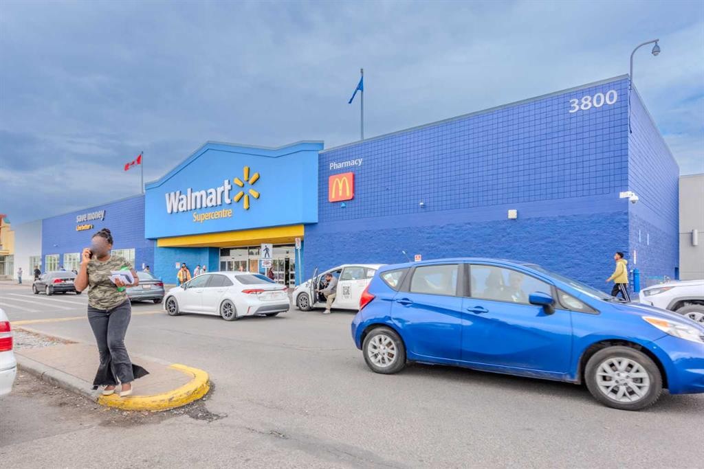 46 Marbrooke Circle Ne, Calgary, AB - Indoor Photo Showing Garage