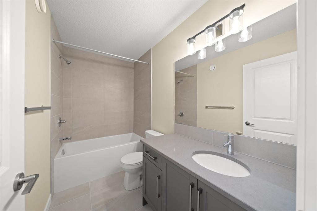 9 Sora Gate Se, Calgary, AB - Indoor Photo Showing Bathroom
