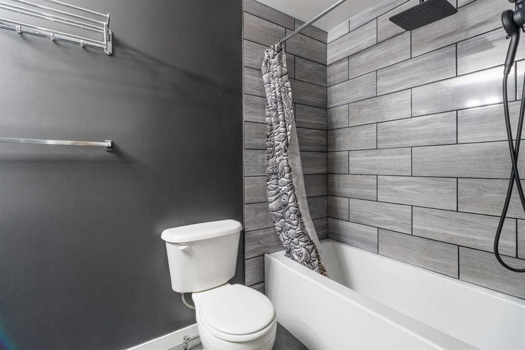 92 Erin Woods Drive Se, Calgary, AB - Indoor Photo Showing Bathroom