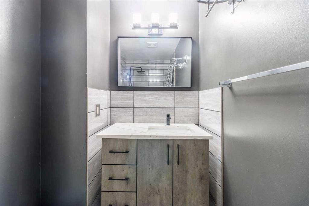 92 Erin Woods Drive Se, Calgary, AB - Indoor Photo Showing Bathroom