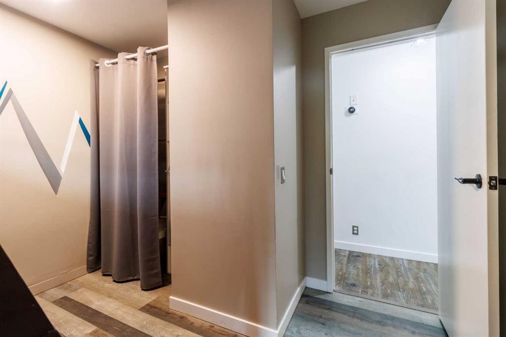 92 Erin Woods Drive Se, Calgary, AB - Indoor Photo Showing Other Room