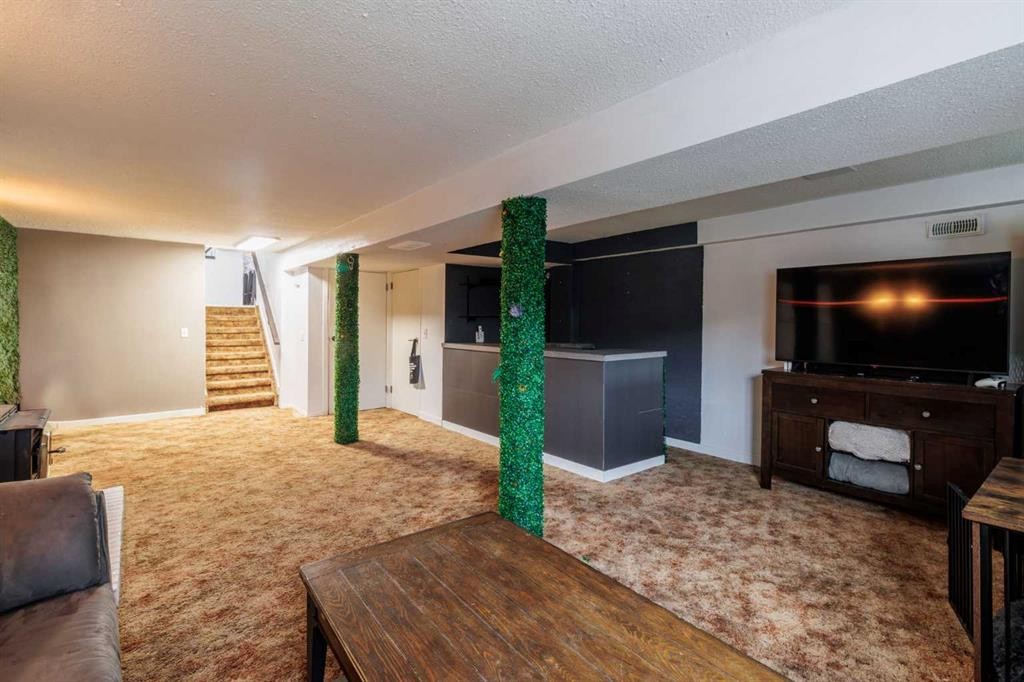 92 Erin Woods Drive Se, Calgary, AB - Indoor Photo Showing Living Room