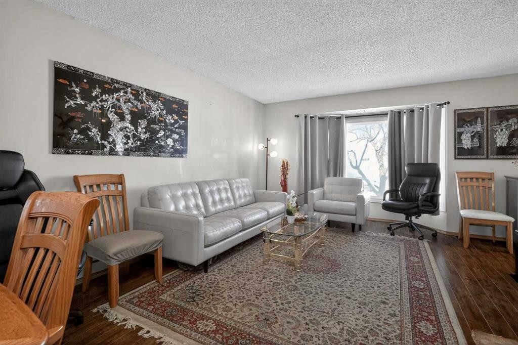116 Templemont Circle Ne, Calgary, AB - Indoor Photo Showing Living Room