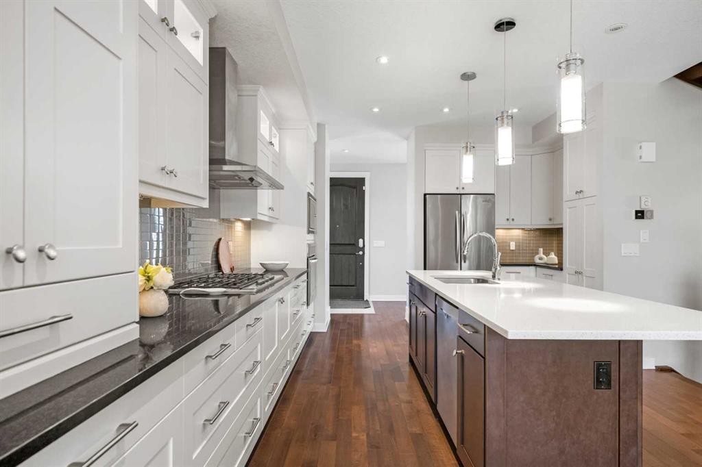 2427 22A Street Nw, Calgary, AB - Indoor Photo Showing Kitchen With Upgraded Kitchen