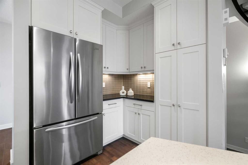 2427 22A Street Nw, Calgary, AB - Indoor Photo Showing Kitchen