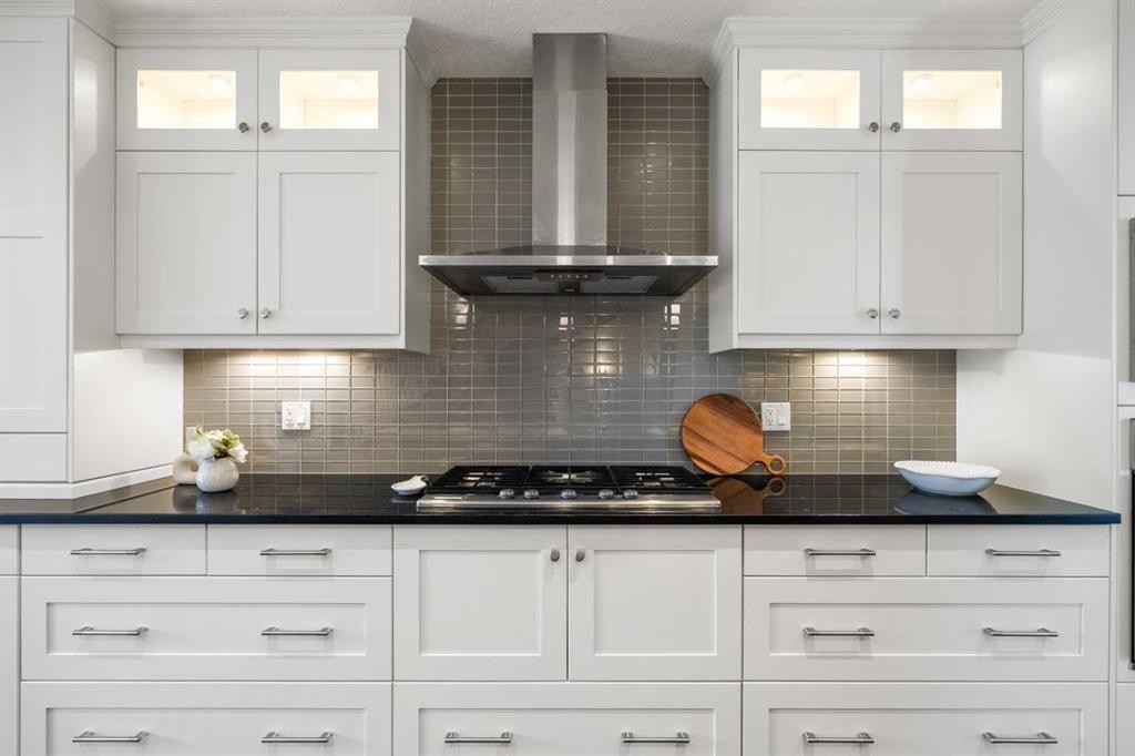 2427 22A Street Nw, Calgary, AB - Indoor Photo Showing Kitchen With Upgraded Kitchen