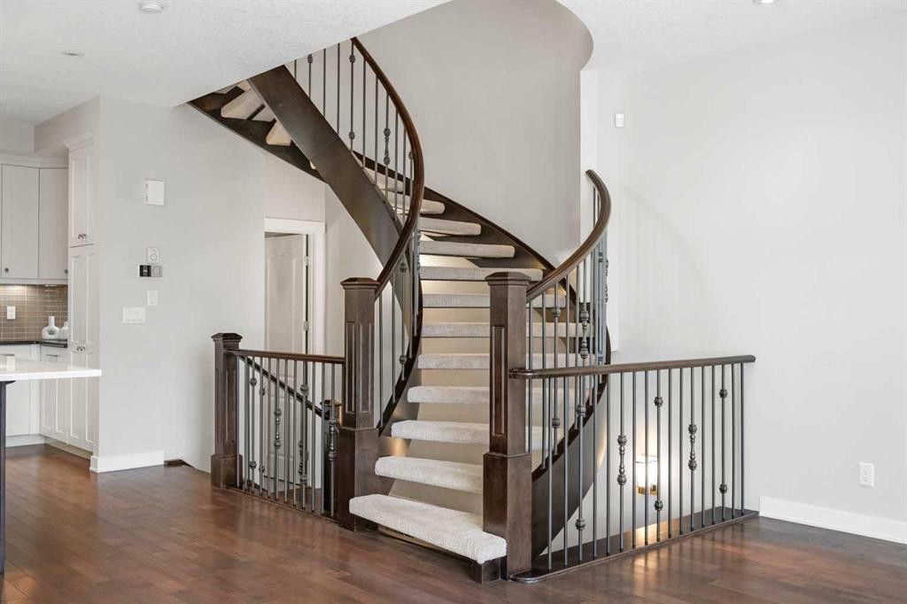2427 22A Street Nw, Calgary, AB - Indoor Photo Showing Other Room