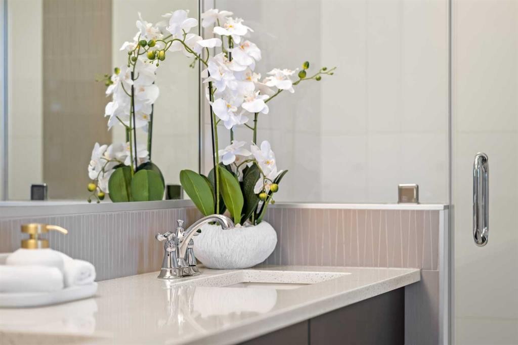 2427 22A Street Nw, Calgary, AB - Indoor Photo Showing Bathroom