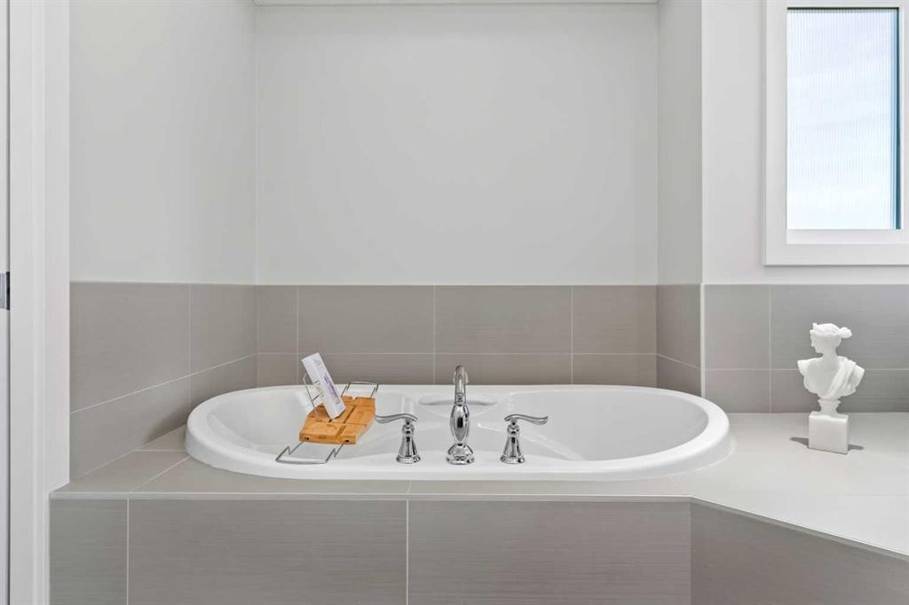 2427 22A Street Nw, Calgary, AB - Indoor Photo Showing Bathroom