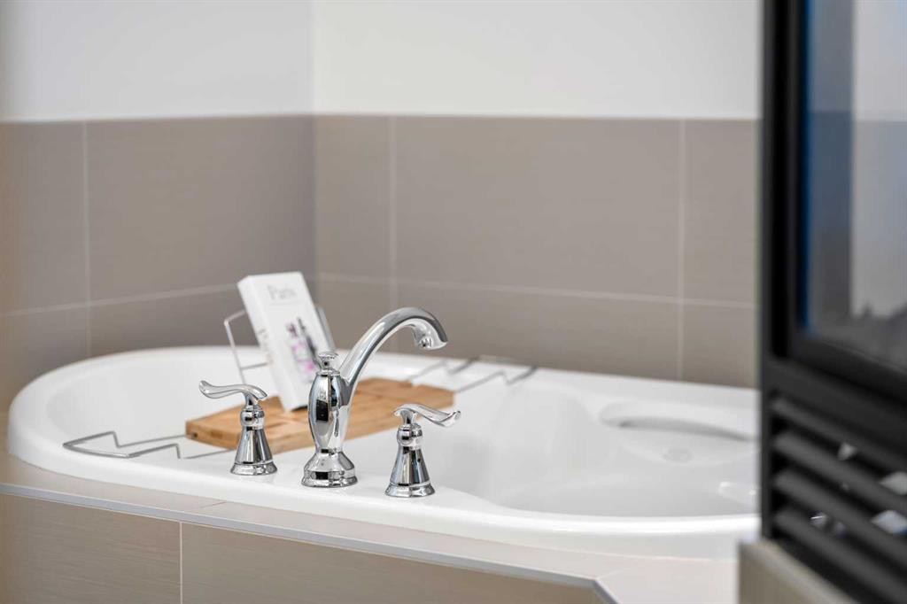 2427 22A Street Nw, Calgary, AB - Indoor Photo Showing Bathroom