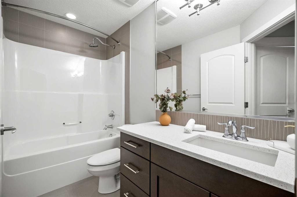 2427 22A Street Nw, Calgary, AB - Indoor Photo Showing Bathroom