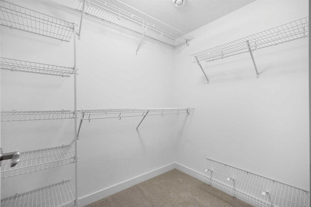 2427 22A Street Nw, Calgary, AB - Indoor With Storage