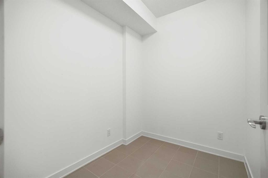2427 22A Street Nw, Calgary, AB - Indoor
