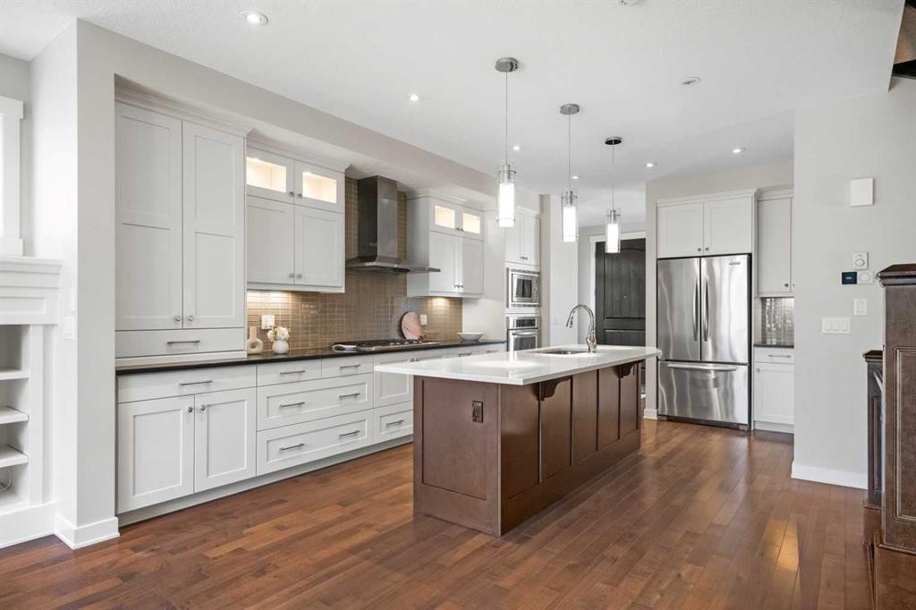2427 22A Street Nw, Calgary, AB - Indoor Photo Showing Kitchen With Upgraded Kitchen