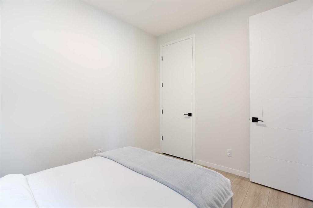 206 Rowley Way Nw, Calgary, AB - Indoor Photo Showing Bedroom