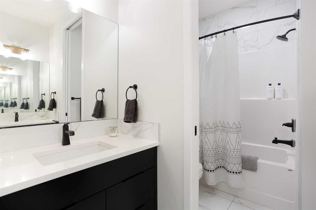 206 Rowley Way Nw, Calgary, AB - Indoor Photo Showing Bathroom