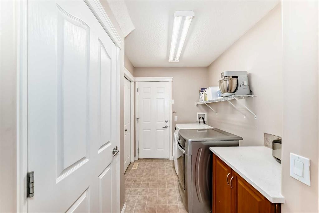 264 Everwillow Green Sw, Calgary, AB - Indoor Photo Showing Laundry Room
