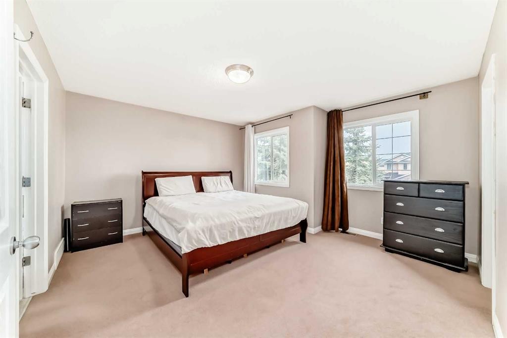 264 Everwillow Green Sw, Calgary, AB - Indoor Photo Showing Bedroom